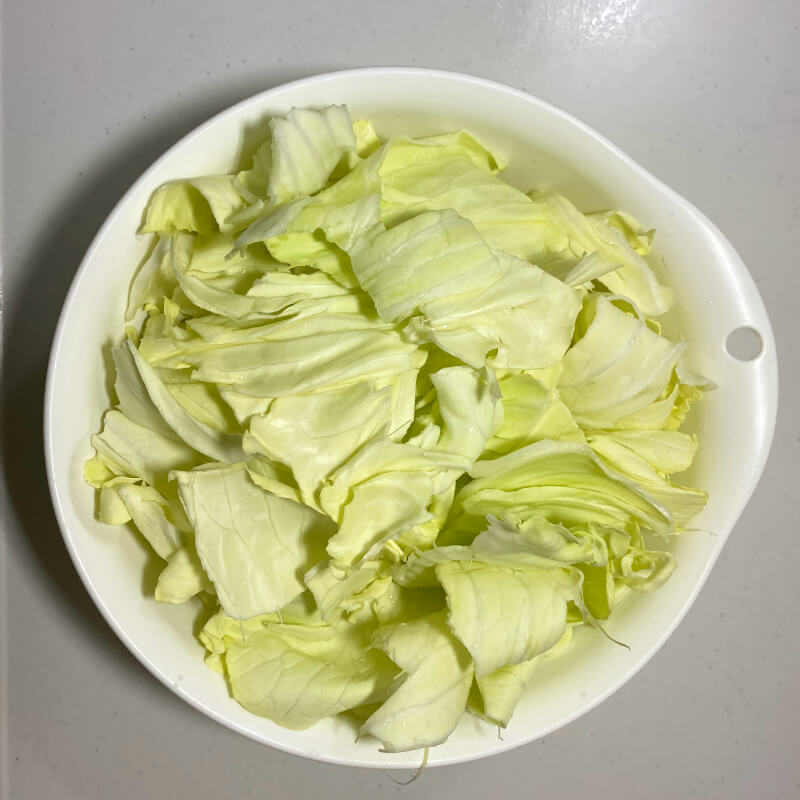 ①キャベツをちぎるイメージ