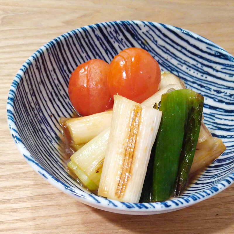 焼きネギのトマトめんつゆ煮