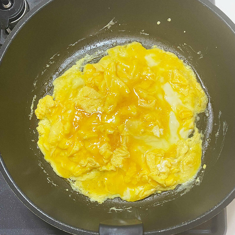フライパンで半熟卵を作るイメージ