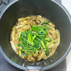 材料と調味料を鍋で煮込むイメージ