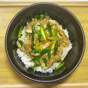ご飯をもって、材料を盛り付けるイメージ