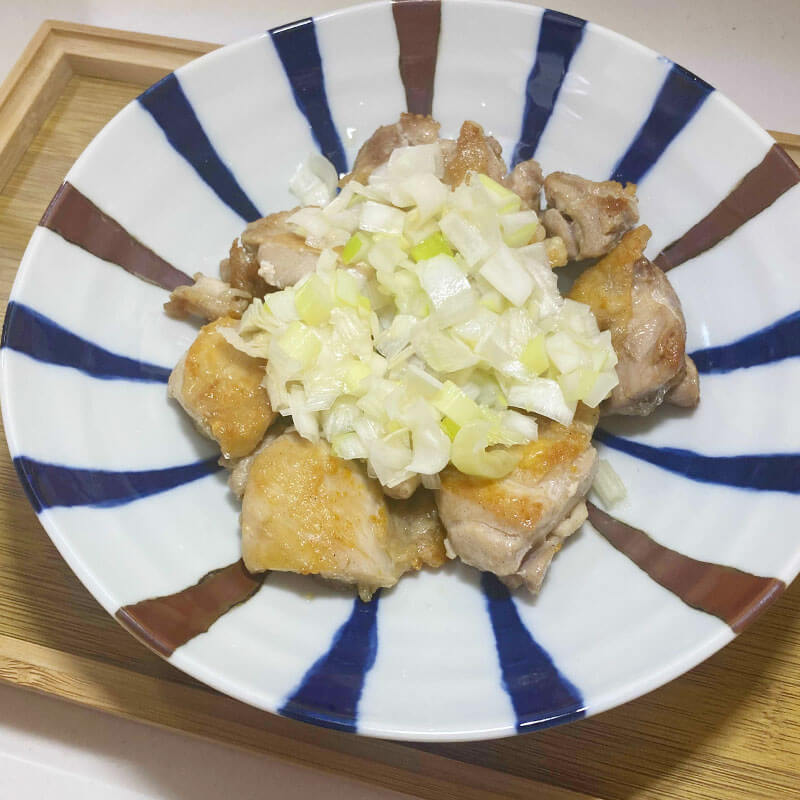 ネギで食べる鶏もも肉のイメージ