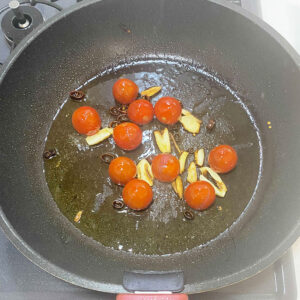 トマトを炒めるイメージ