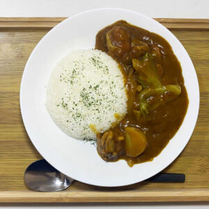 カレーを盛り付けるイメージ