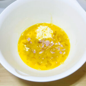 材料をボウルで混ぜ合わせるイメージ