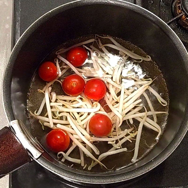 モヤシとミニトマトを煮るイメージ