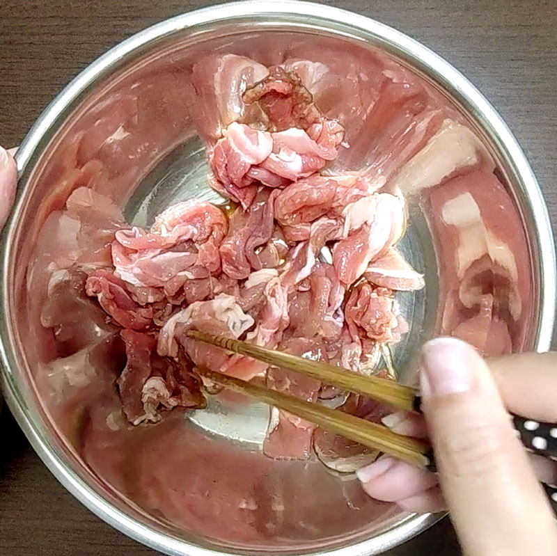 調味料と豚肉をまぜるイメージ