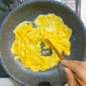 卵を炒めるイメージ
