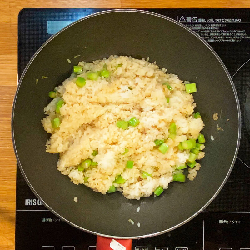 アスパラとご飯を炒め合わせるイメージ