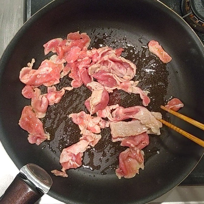 フライパンで豚肉を炒めるイメージ