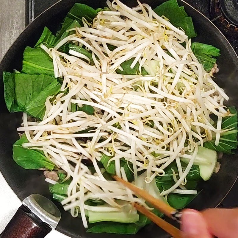 豚肉とチンゲンサイとモヤシを炒めるイメージ