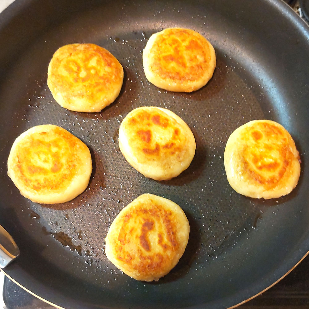 チーズいももちをフライパンで焼く